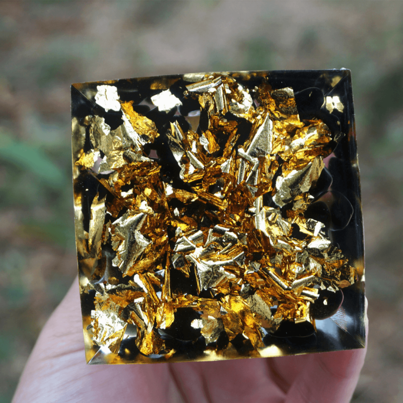 Pyramide d'Orgonite Chakra Arbre de Vie Œil de Tigre et Obsidienne