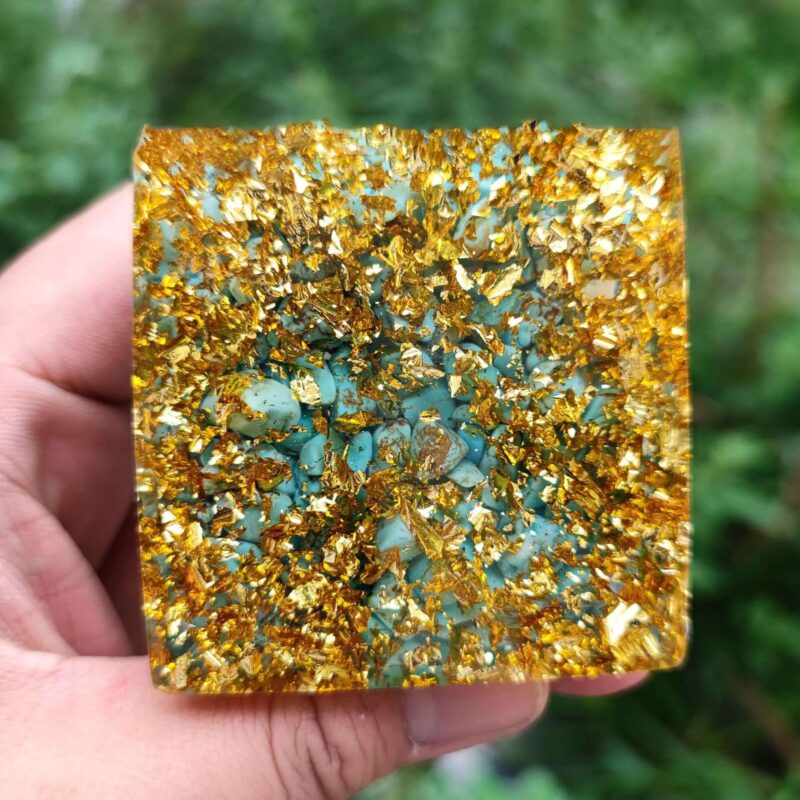 Pyramide d'Orgonite Sphère de Cristal Turquoise et Œil de Tigre Reiki