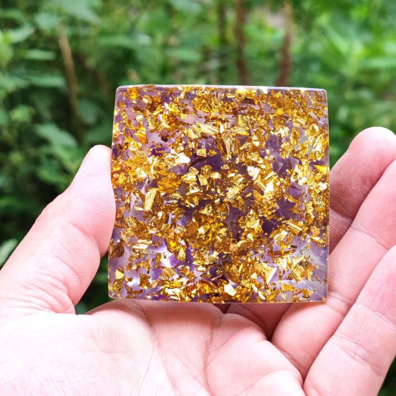 Pyramide d'Orgonite Symbole Reiki Améthyste et Quartz Rose