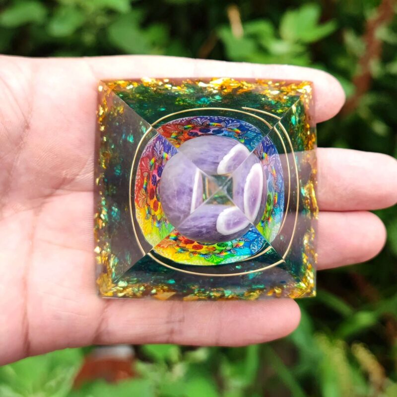 Pyramide d'Orgonite Symbole Reiki Chakra Améthyste et Quartz Bleu