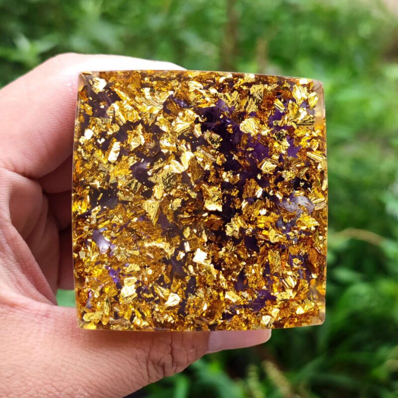 Pyramide d'Orgonite Symbole Reiki Énergie Améthyste et Obsidienne