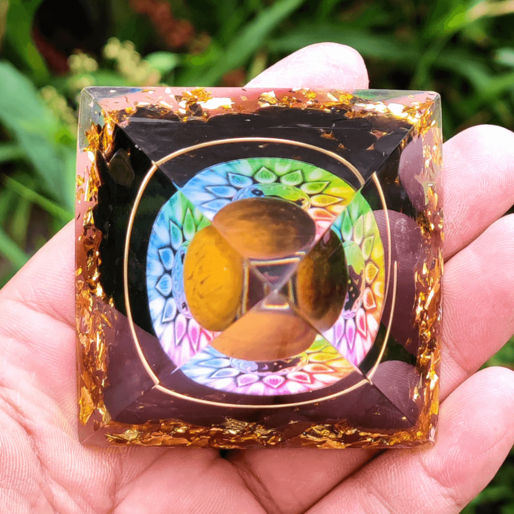 Pyramide d'Orgonite Symbole de Bouddha Chakra Œil de Tigre et Citrine