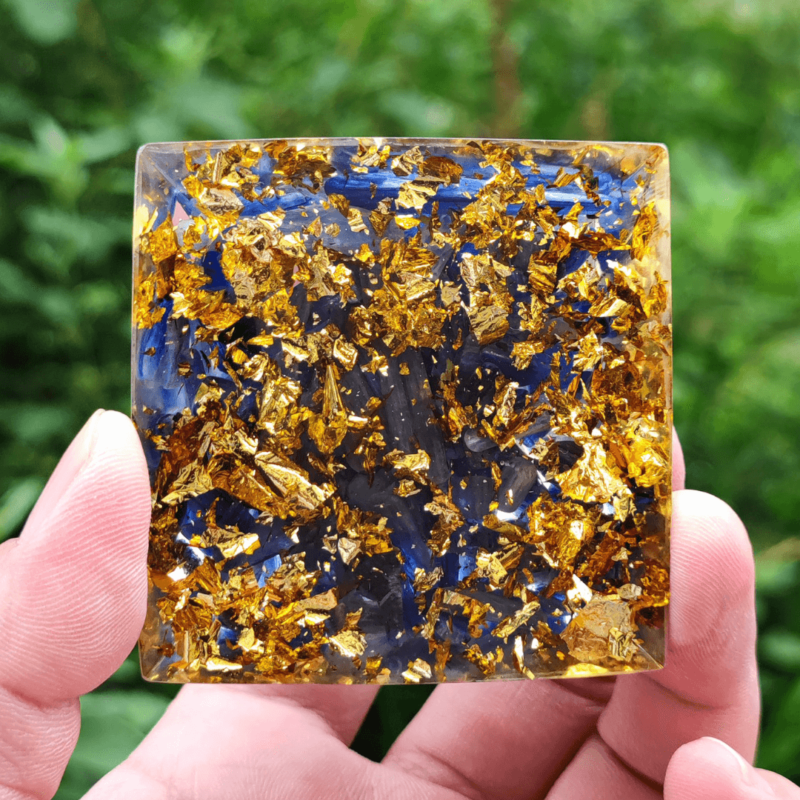 Pyramide d'Orgonite Symbole de Cube de Métatron Améthyste et Kyanite