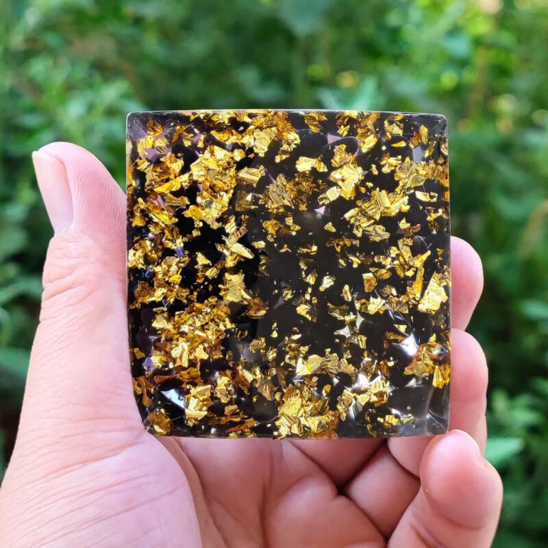 Pyramide d'Orgonite Symbole de Yin Yang Chakra Améthyste et Obsidienne
